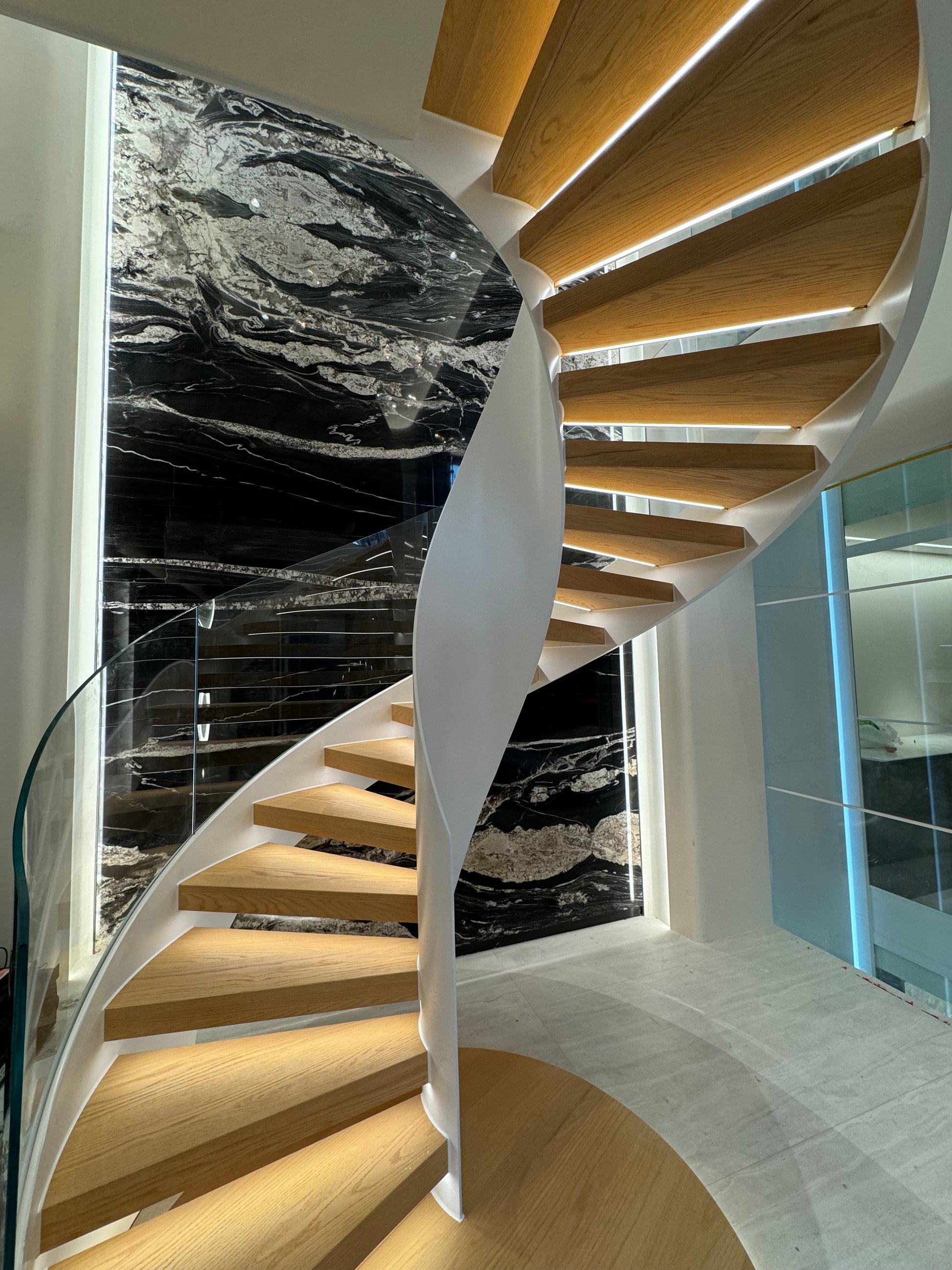 Modern Curved Staircase wooden tread with glass railing