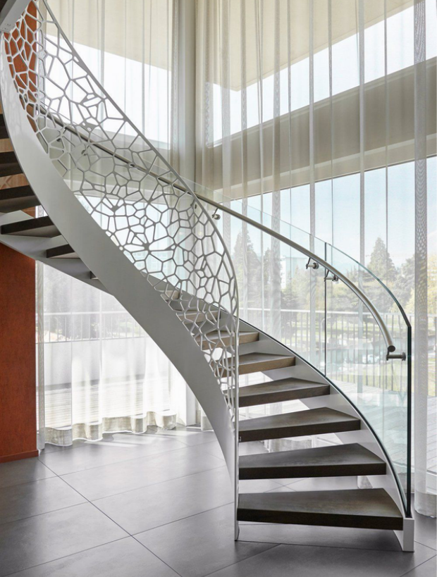Hollow pattern curved staircase