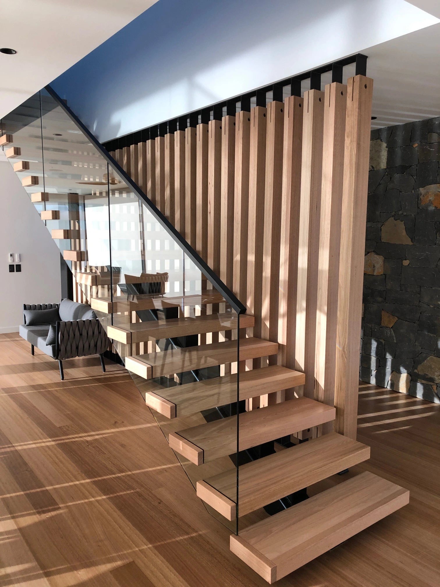 Hight-quality straight staircase center beam with glass railing