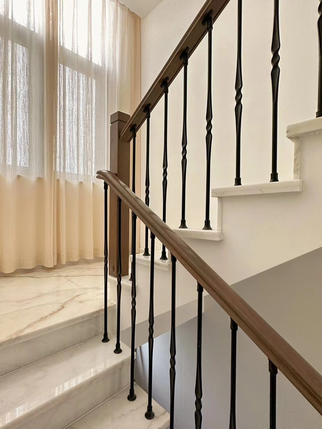 austaircase Modern Straight Iron Stair Balustrade with Wood Toprail