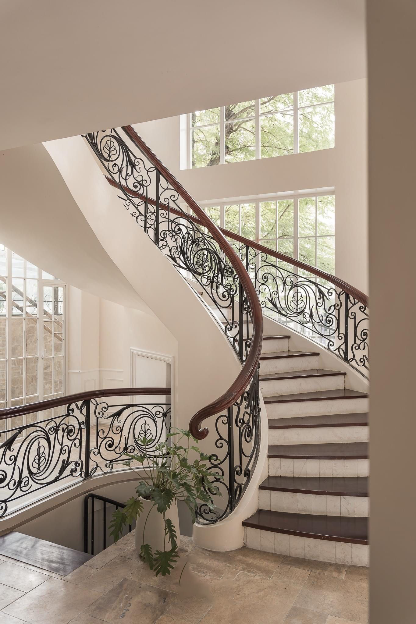 austaircase Luxury Villa Curved Stair Iron Balustrade