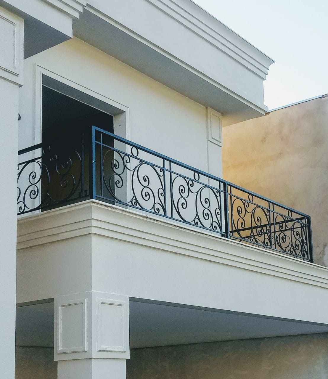 austaircase Hand-Forged Wrought Iron Railing Home & Hotel Elegance